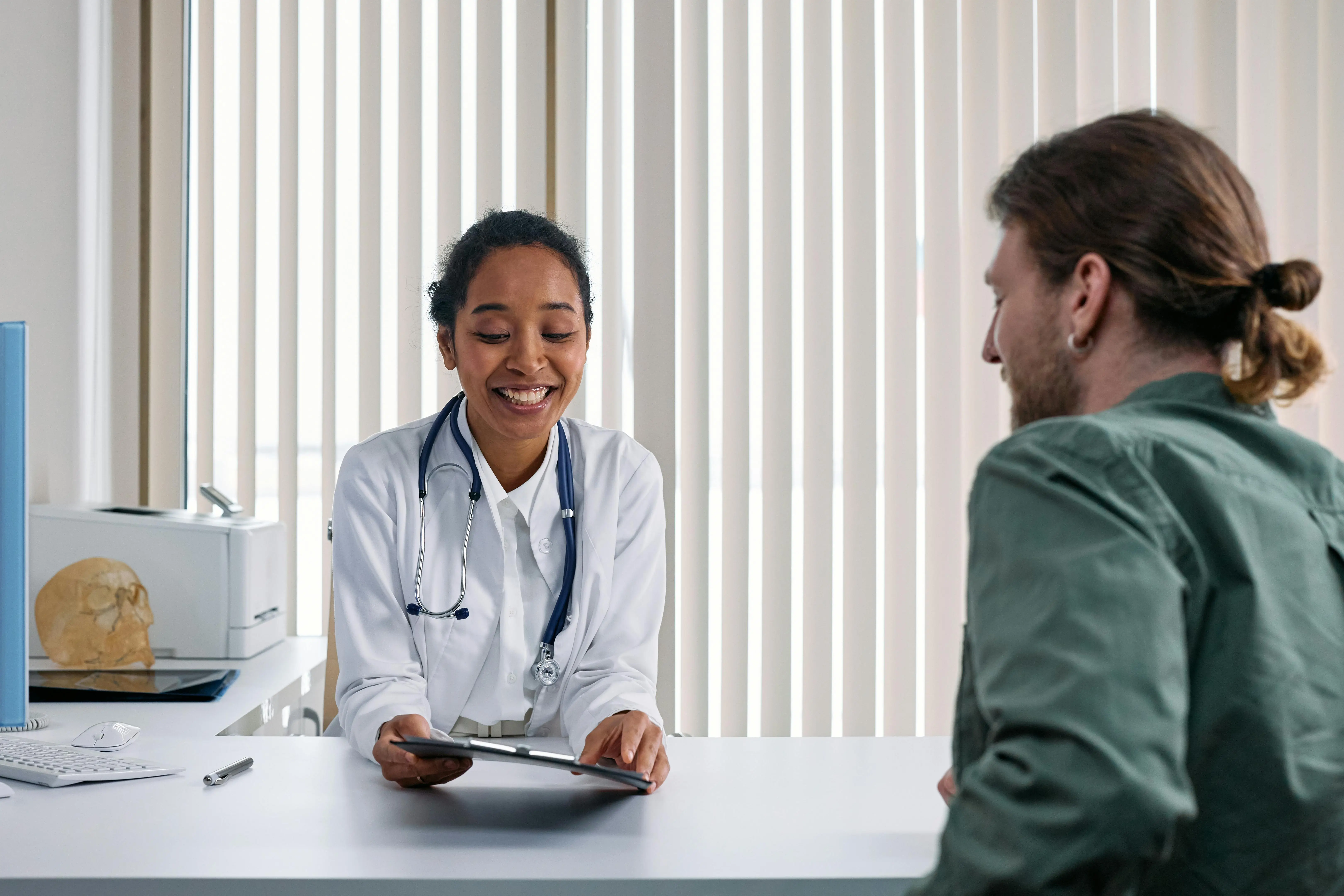Image représentant une infirmière et un membre de l'équipe Hublo